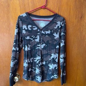 Time and Tru camo v neck thermal size medium